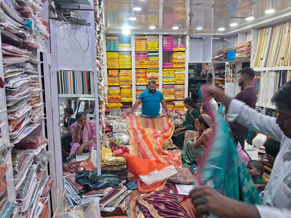 Kaushambi News: ब्रांडेड साड़ियों संग बढ़ी डिजाइनर सूट की मांग, बाजारों में रौनक