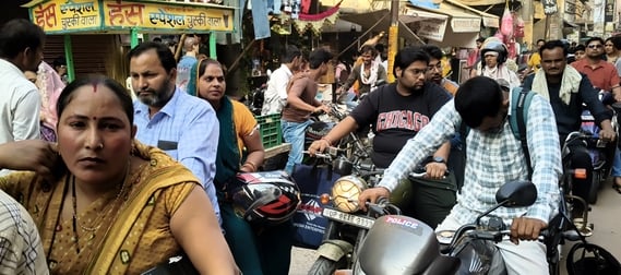 Hathras News: करवा चौथ की खरीदारी को उमड़ी महिलाएं, बाजारों में लगा जाम