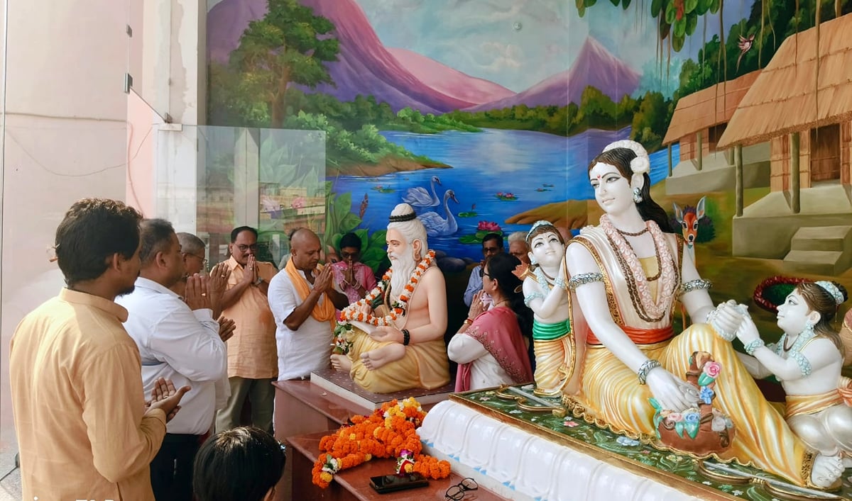 Ayodhya News: वाल्मीकि जयंती में इंग्लैंड के श्रद्धालु हुए शामिल