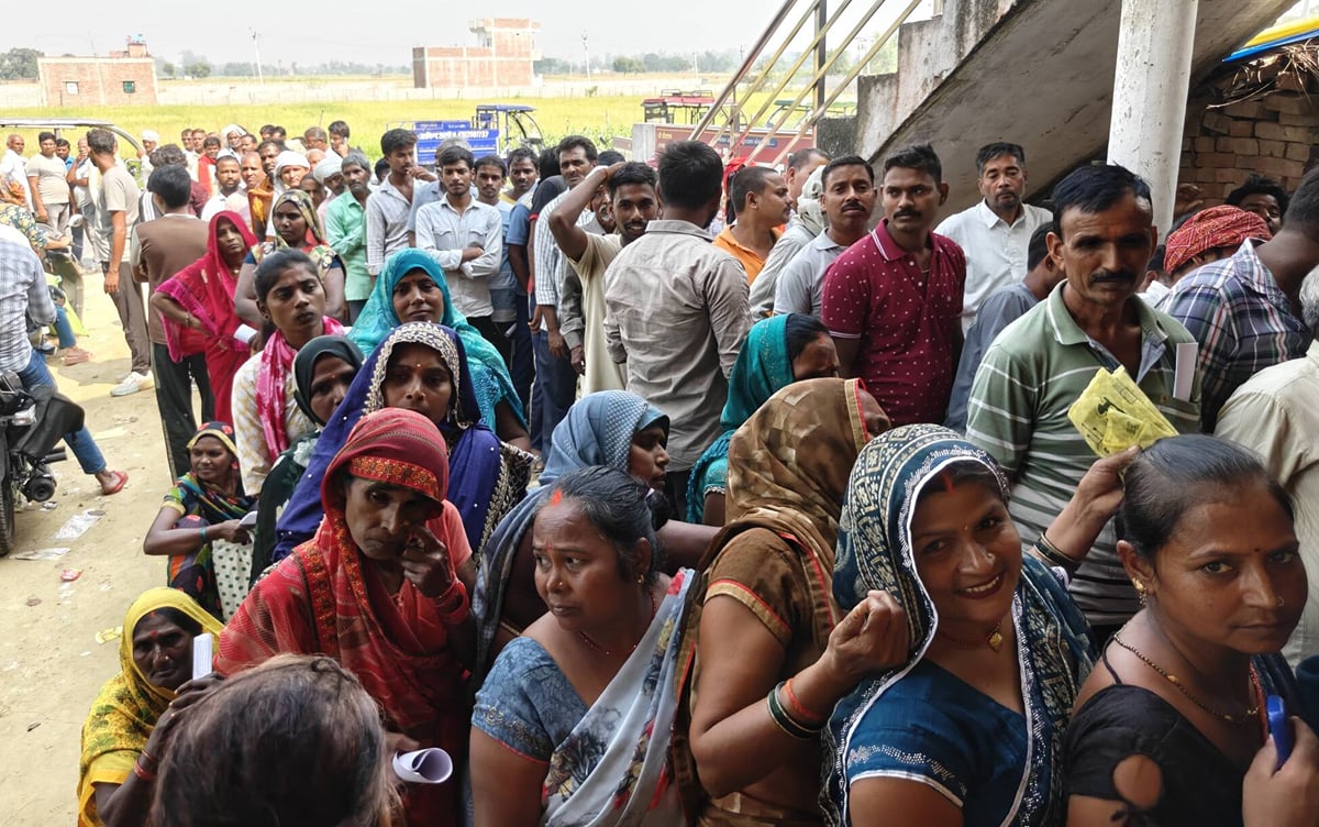Pratapgarh News: ताले में खाद, कतार में किसान