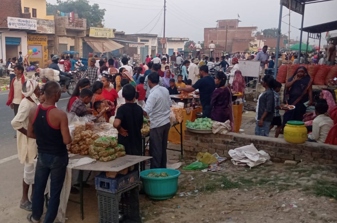 Bhadohi News: मेले में बच्चों ने लिया झूला, तो युवाओं ने चाट पकौड़े का आनंद
