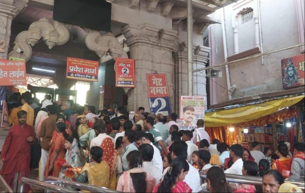 Mirzapur News: पूर्णिमा पर मां विंध्यवासिनी के दरबार में पहुंचे दो लाख आस्थावान