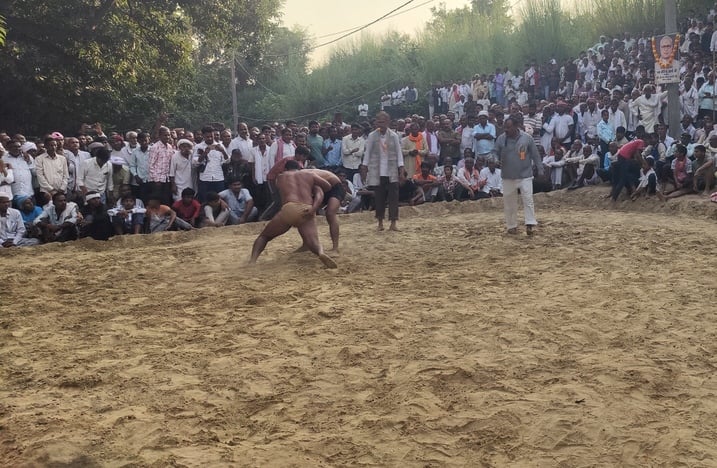 Azamgarh News: लखरांव पोखरे के दंगल में राजबहादुर ने आशीष को दी पटखनी