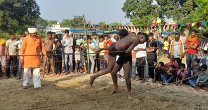 मनियर क्षेत्र के गंगापुर में आयोजित दंगल प्रतियोगिता में पहलवान को उठाकर पटकने की कोशिश करता प