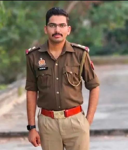 Agra News: जन्मदिन पर आया दरोगा का शव, जवानों को दी अंतिम विदाई