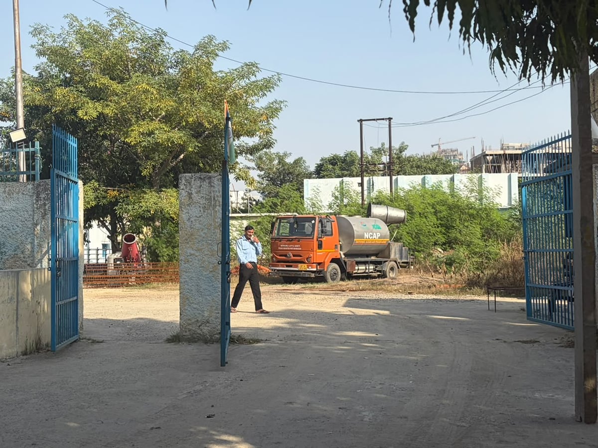 Noida News: निगरानी केंद्रों के पास छिड़काव, बाकी शहर में धूल-धुएं का राज