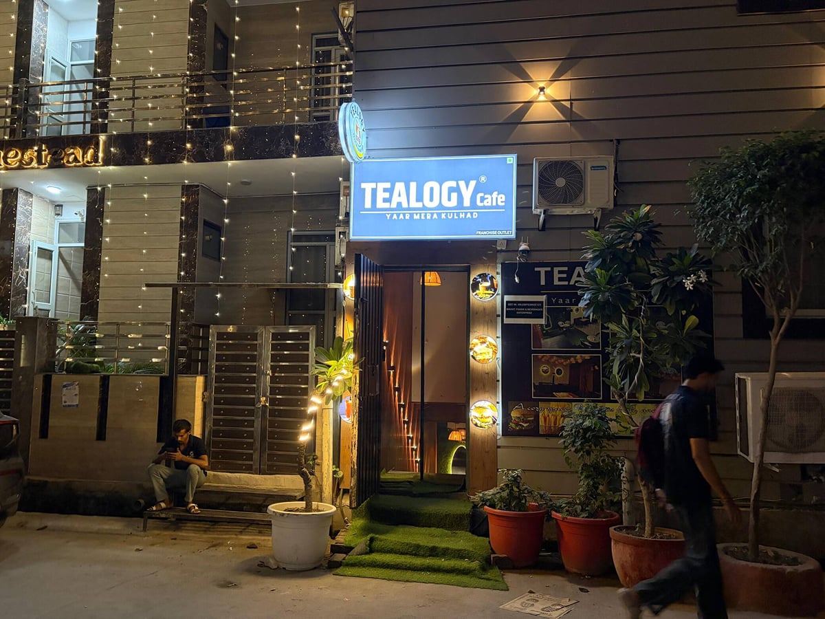 Noida News: (पड़ताल खबर) बेसमेंट के रेस्तरां में सुरक्षा से खिलवाड़, आग लगी तो निकलना होगा मुश्किल
