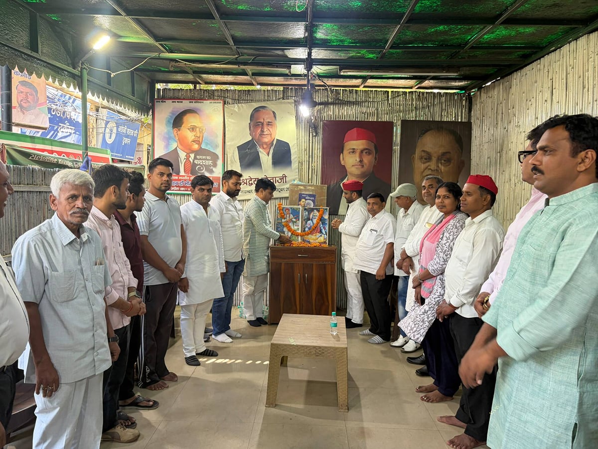 Noida News: सुरक्षा व्यवस्था के बीच वाल्मीकि जयंती पर शहर में निकलीं शोभायात्राएं