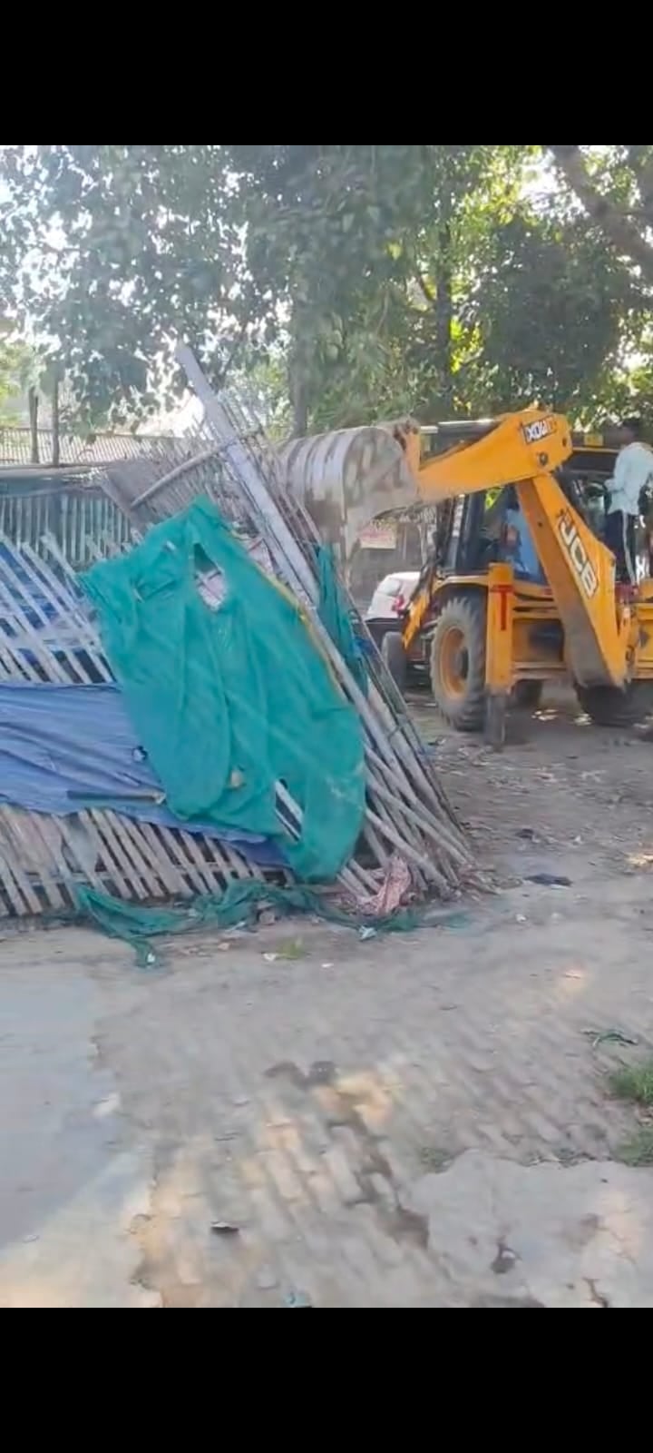 Ballia News: अतिक्रमण हटाने पहुंचे मंडी कर्मचारियों से अभद्रता