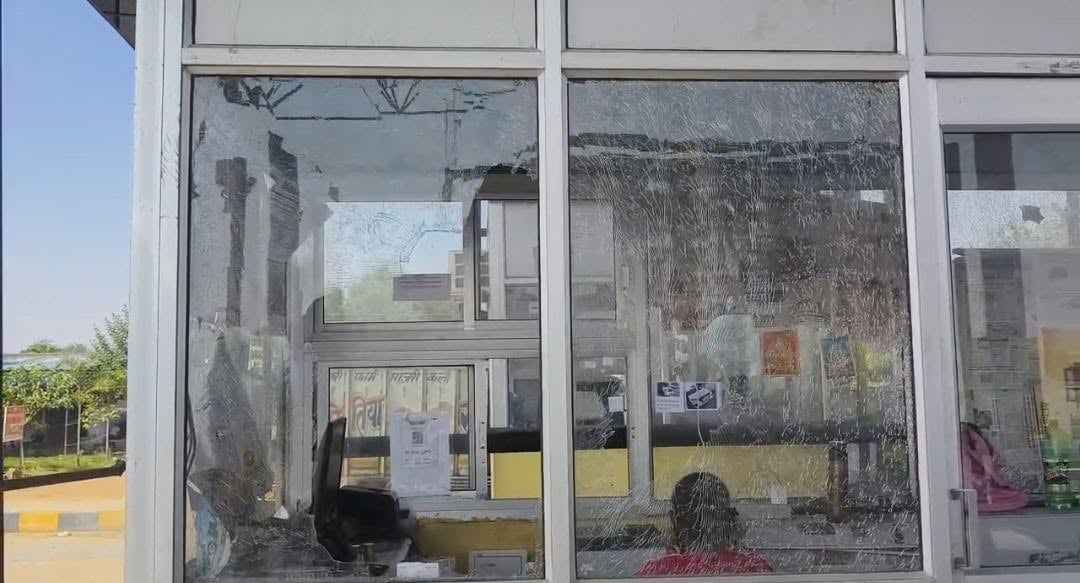 Alwar News: नीमराना के रोडवाल टोल प्लाजा पर बदमाशों का उत्पात, बूथों में की तोड़फोड़