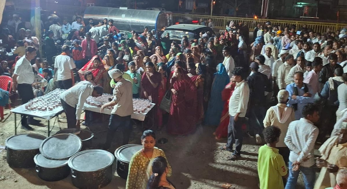 Chandauli News: शरद पूर्णिमा पर छह हजार मरीजों को दी गई औषधियुक्त खीर