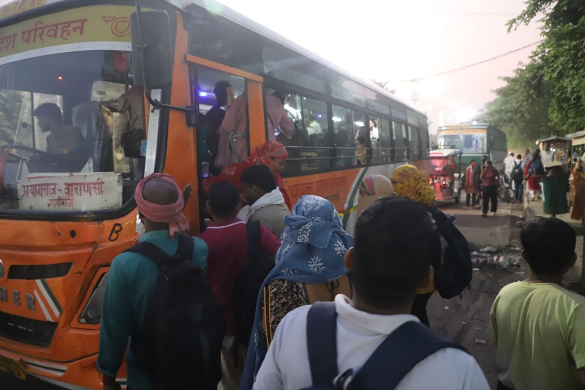 Prayagraj News: पीईटी के बाद उमड़ी भीड़, ट्रेन की लेटलतीफी पर छलका अभ्यर्थियों का दर्द