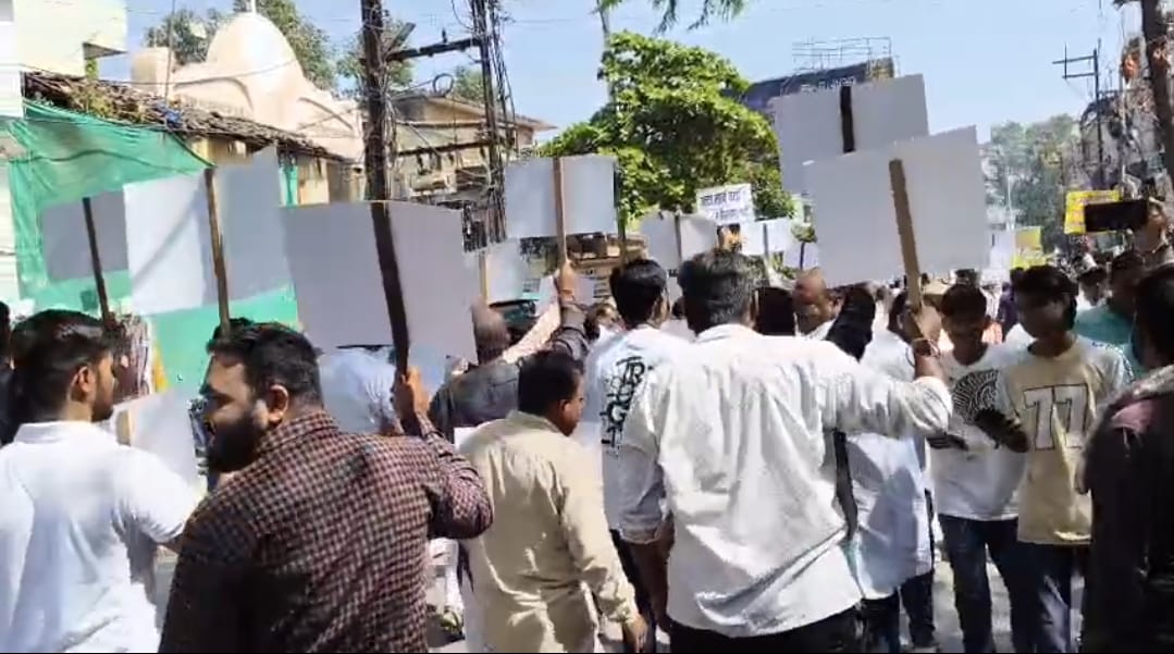 प्रदर्शनकारियों का उल्टा मार्च