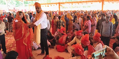 रॉबर्ट्सगंज उरमौरा डायट परिसर में मुख्यमंत्री सामुहिक विवाह में वर माला डालते वर-वधू। संवाद