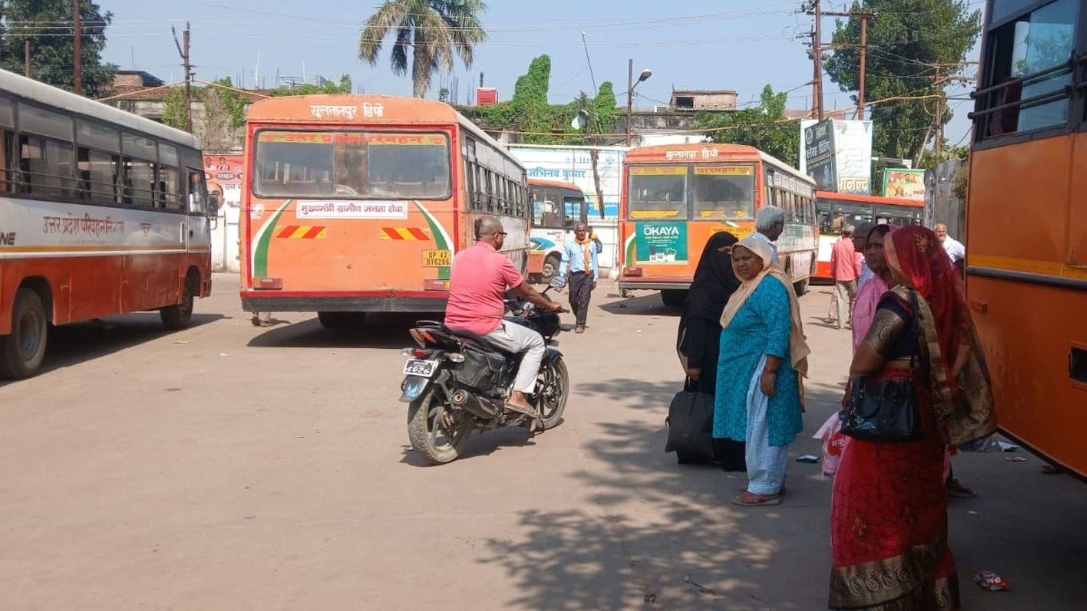  रोडवेज परिसर में बस का इंतजार करते यात्री। संवाद