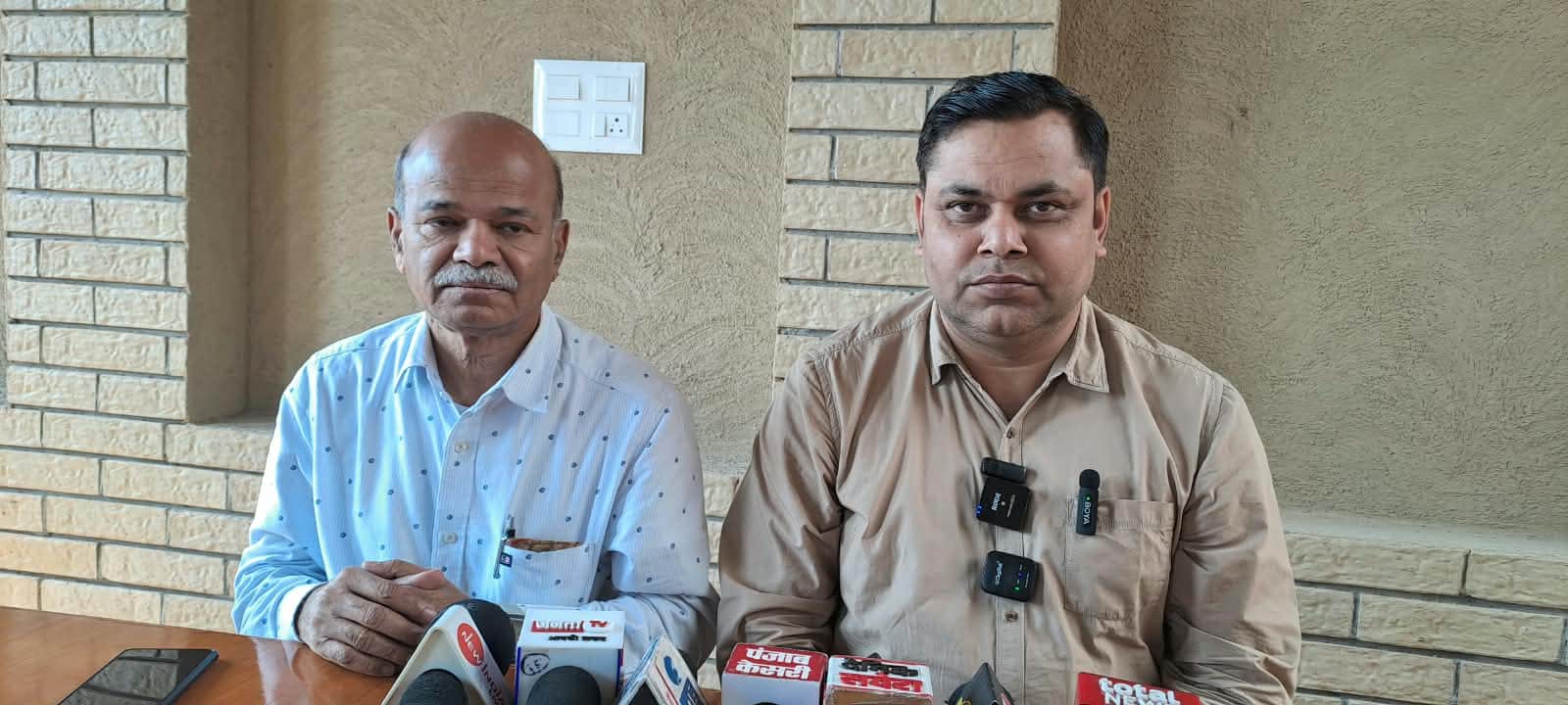 राखीगढ़ी में पत्रकारों के साथ बातचीत करते डॉ. वसंत शिंदे व डॉ. नरेंद्र परमार।