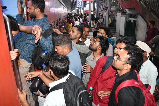 Gorakhpur News: परीक्षा स्पेशल में सीट पाने के लिए मची होड़, पूरी ट्रेन भरने के बाद हुई रवाना