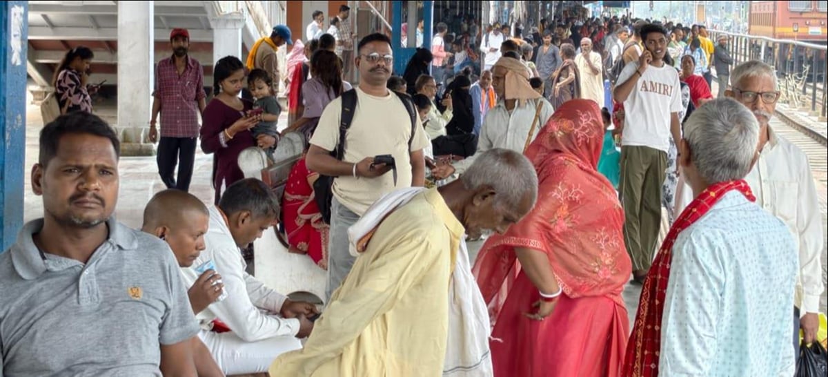 Ballia News: छह से ज्यादा ट्रेनें दो से छह घंटे देरी से पहुंचीं