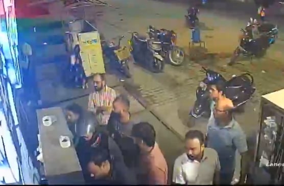 Aligarh News: रेस्टोरेंट में विवाद के बाद तोड़फोड़, पथराव