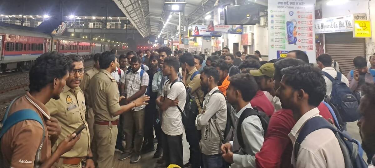 Raebareli News: रेलवे स्टेशन पर अभ्यर्थियों की उमड़ी भीड़