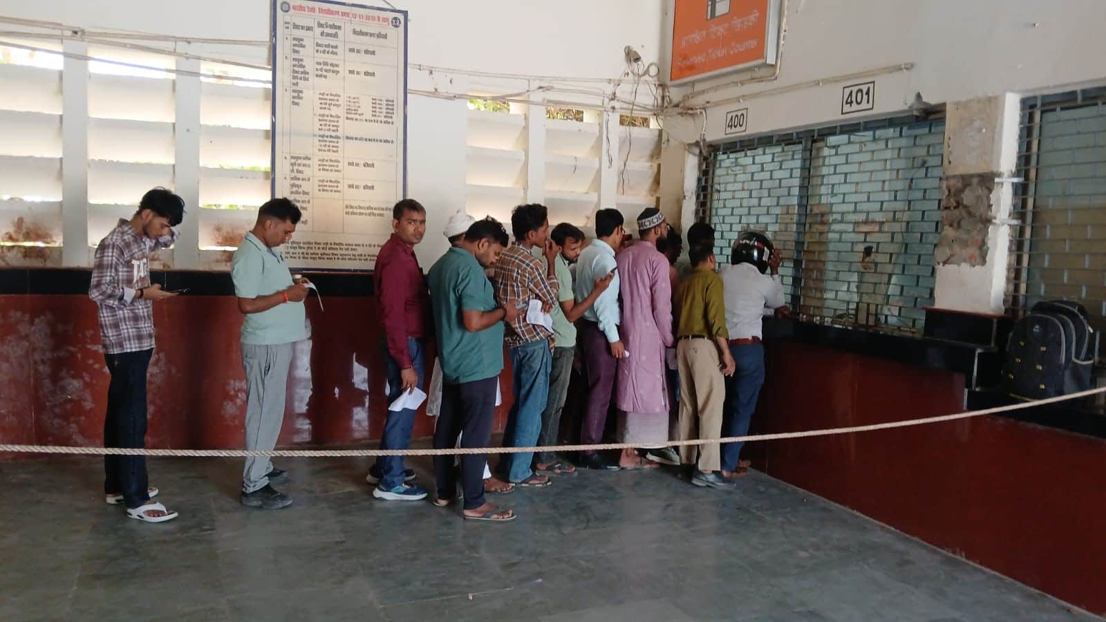 सोमवार को अकबरपुर स्टेशन के आरक्षण काउंटर पर खड़े लोग। संवाद