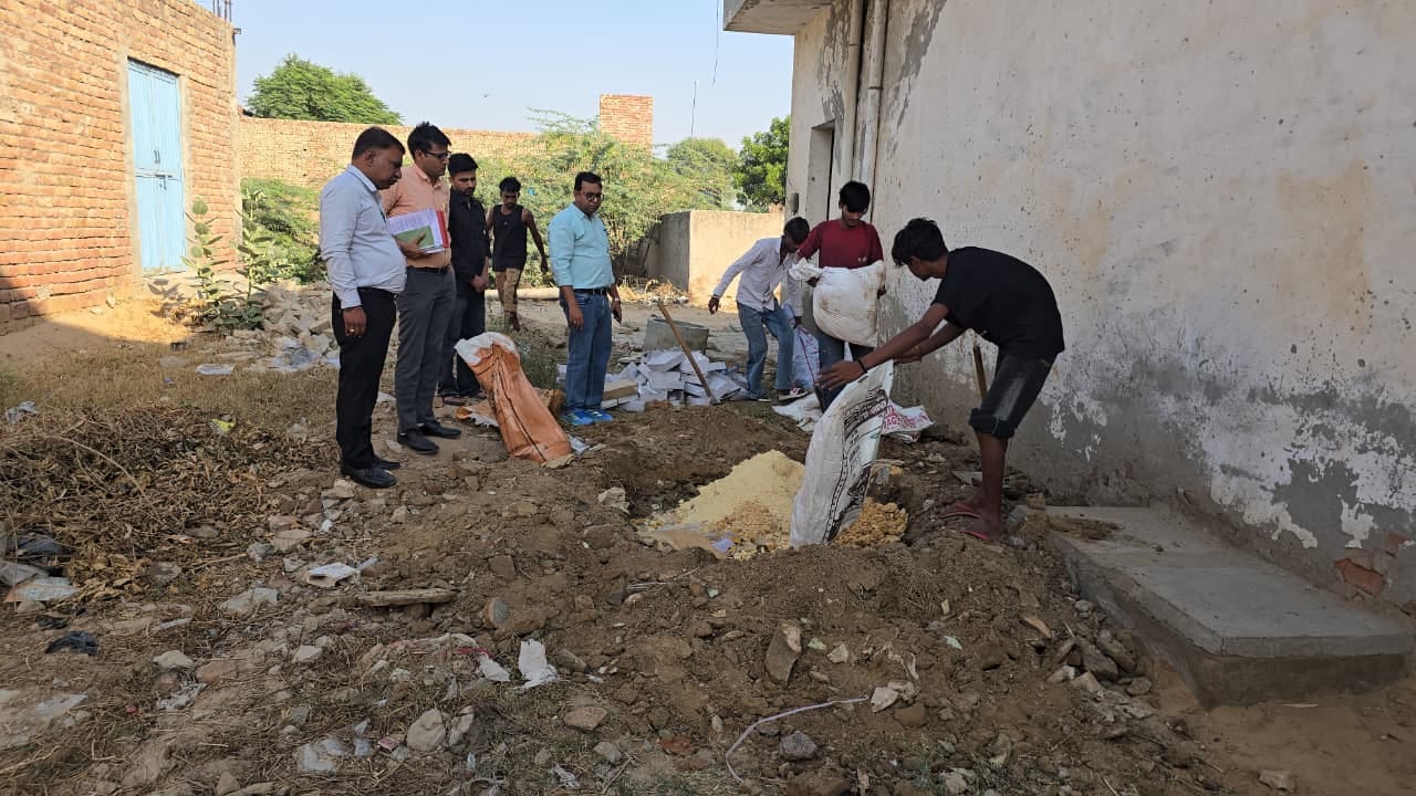सिरसा। बर्फी को नष्ट करते हुए विभाग की टीम। विभाग