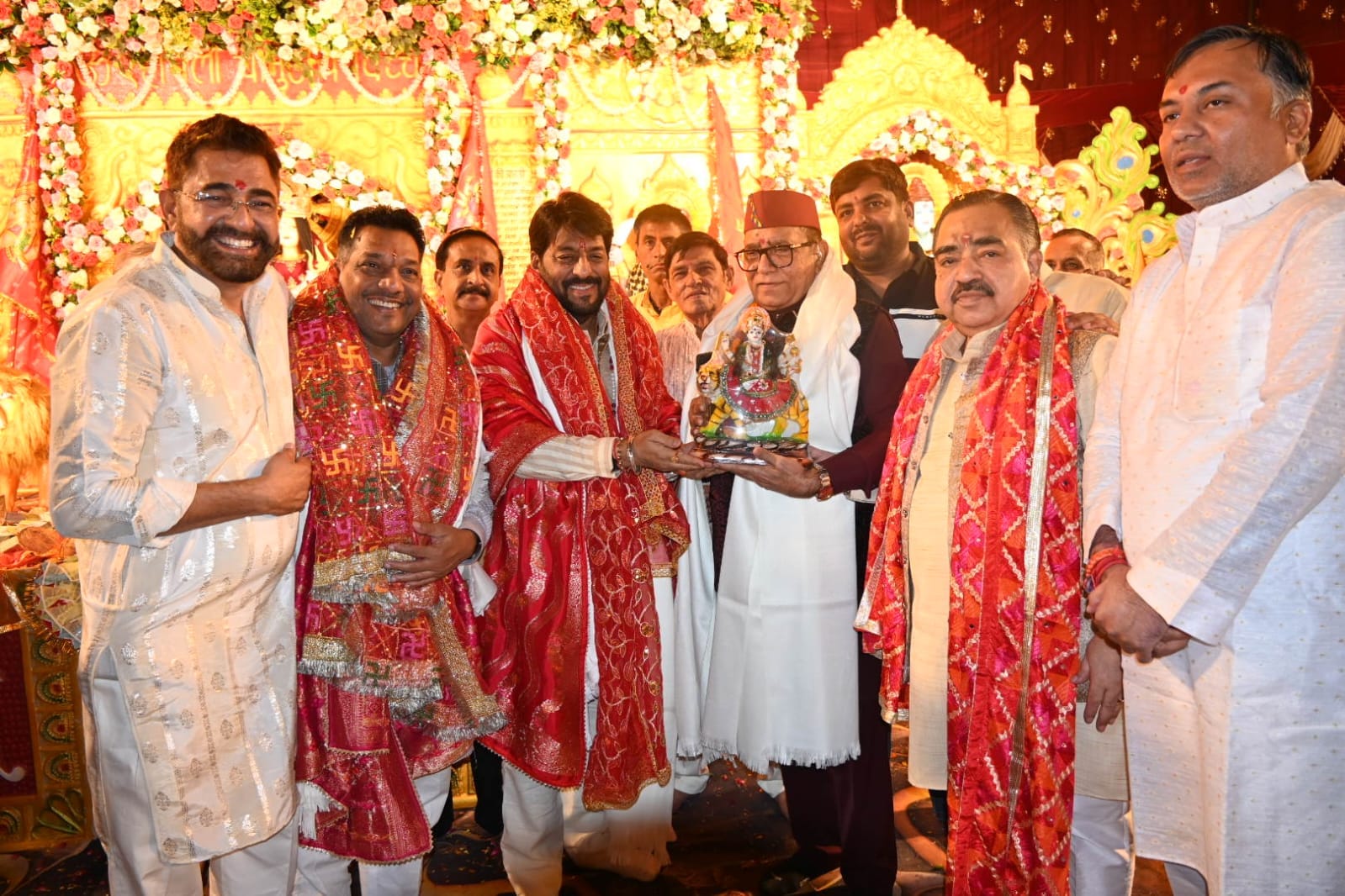 सिरसा। माता का जागरण में आरती करते हुए कांडा बंधु। विज्ञप्ति