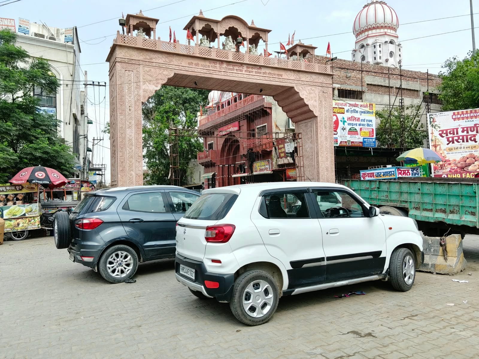 सिरसा। पोटा कैबिन लगने के बाद सड़क पर वाहन पार्क करते हुए लोग। संवाद