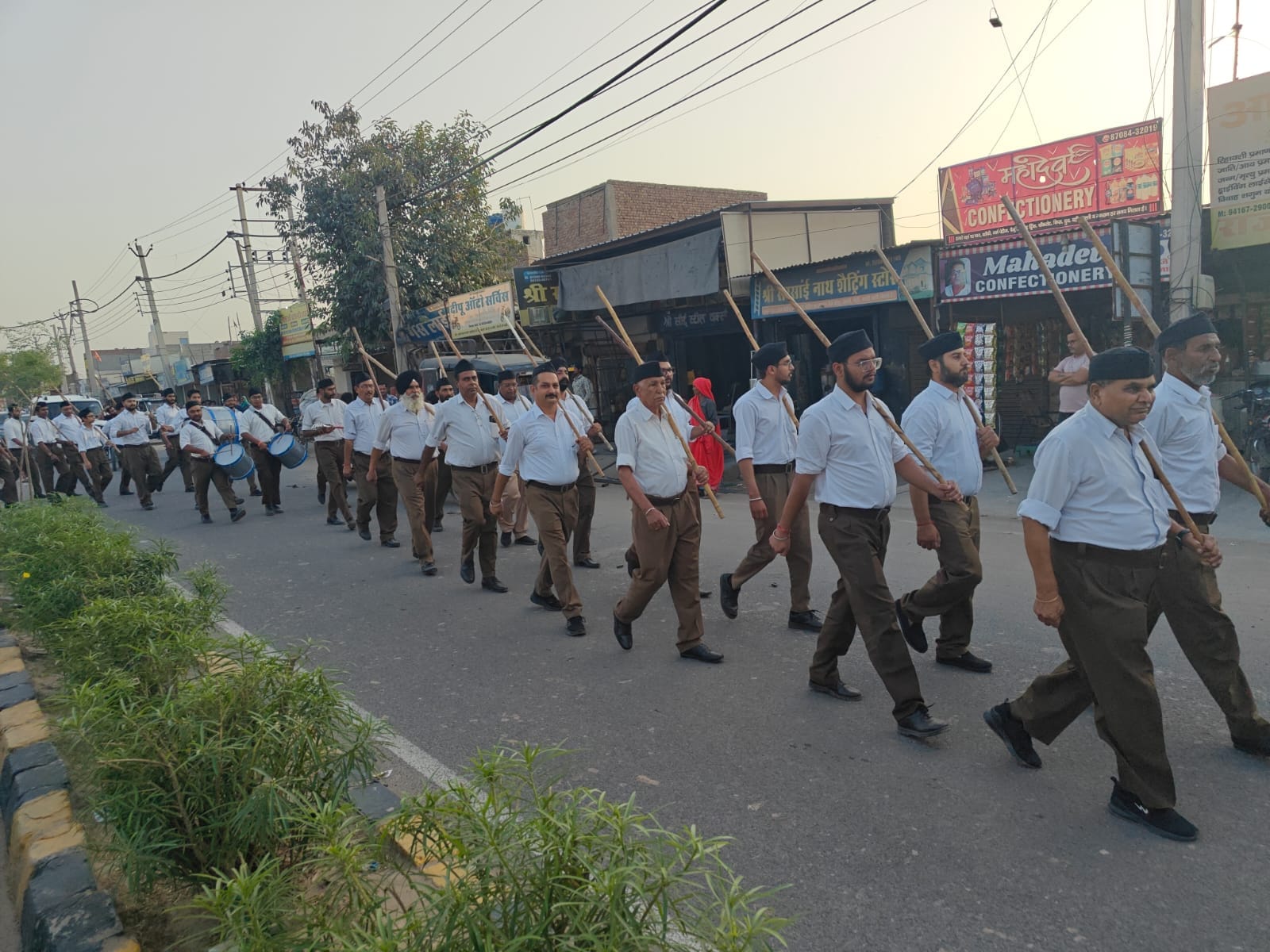सिरसा। संघ के 101वें स्थापना दिवस के उपलक्ष्य में बैंड की धुन पर पथ संचलन करते स्वयंसेवक। संघ ।