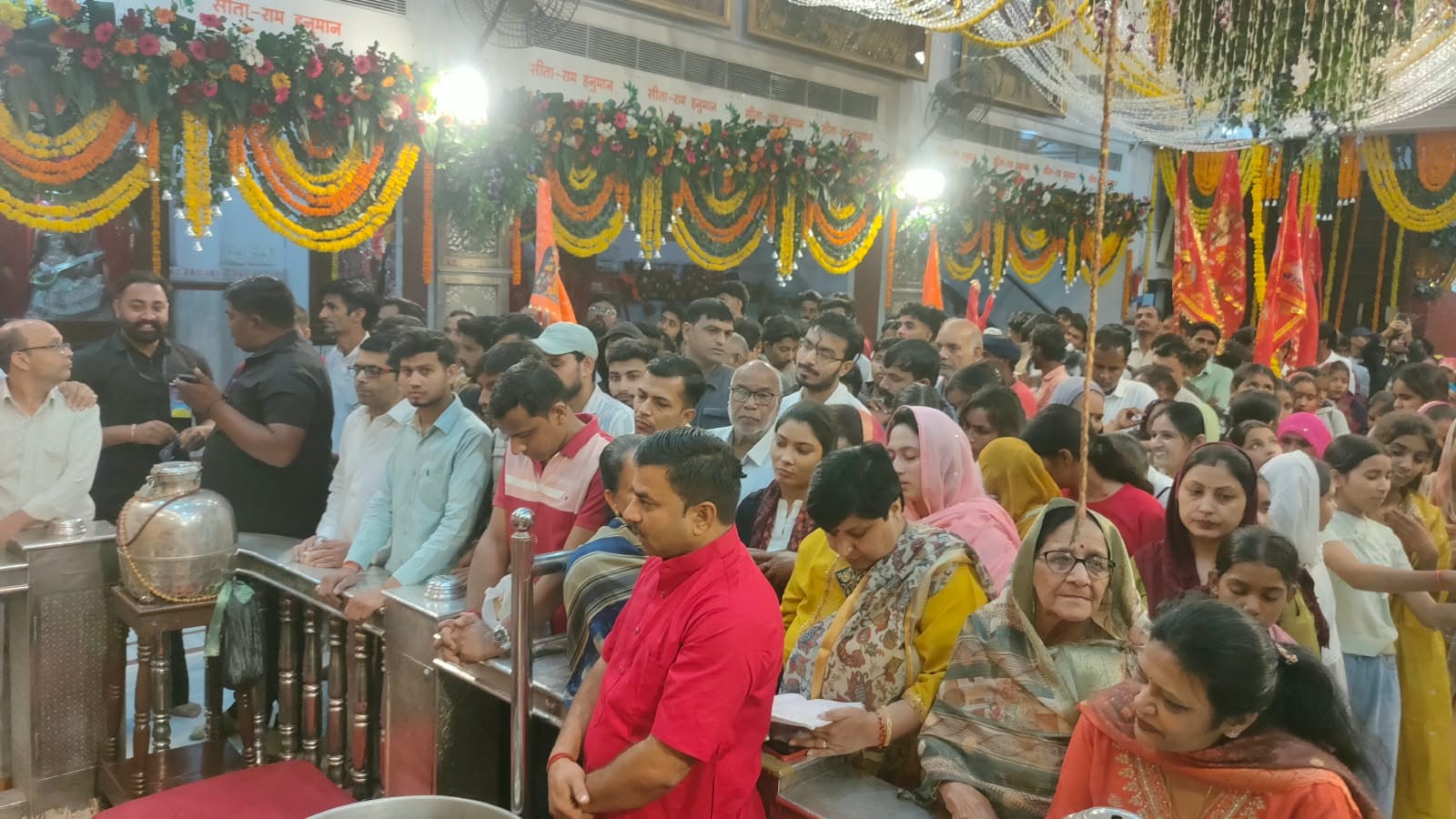 सिरसा। शरद पूर्णिमा महोत्सव के दौरान श्री सालासर धाम मंदिर में बालाजी महाराज के दर्शनों के लिए 