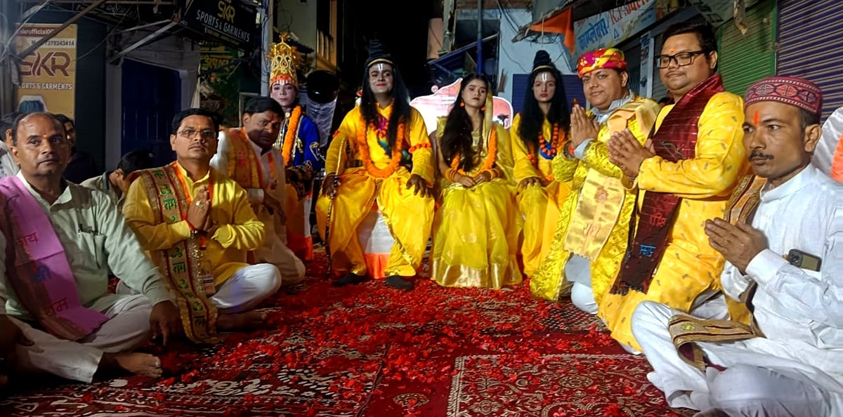 Azamgarh News: सचल रामलीला में भरत मिलाप देख भावुक हुए श्रद्धालु