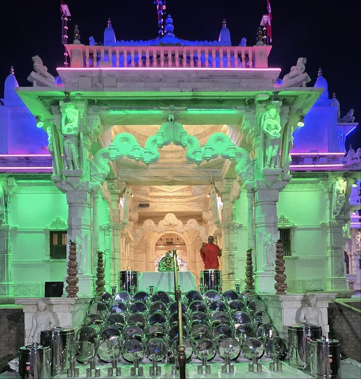 Gonda News: स्वामी नारायण मंदिर में धूमधाम से मनाया गया शरदोत्सव