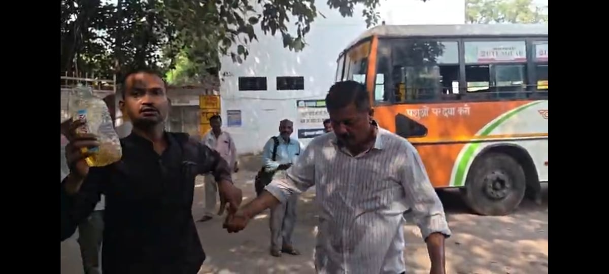 Lucknow News: संविदा चालक-परिचालक ने पेट्रोल डालकर किया आत्मदाह का प्रयास