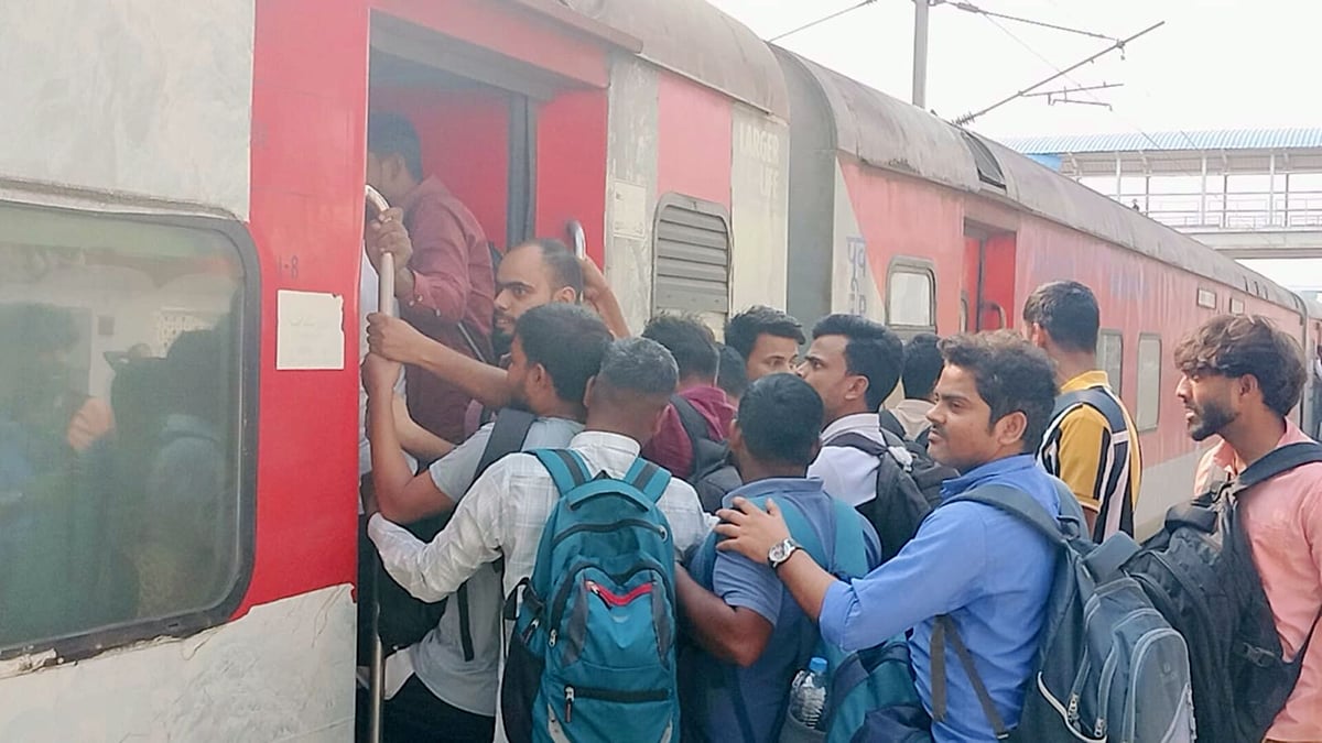 पीईटी : सीट घेरने के लिए जद्दोजहद, स्लीपर व एसी कोच में घुसे अभ्यर्थी