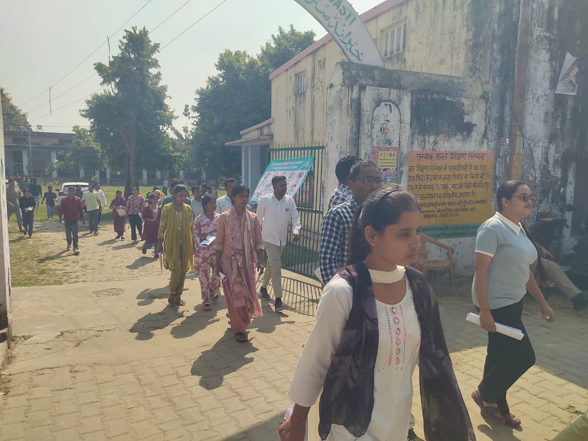 Basti News: पीईटी का पेपर आसान, बोले अभ्यर्थी- पाठ्यक्रम से ही पूछे गए सवाल
