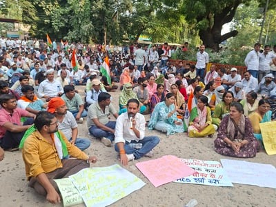 Pratapgarh News: शिक्षा निदेशालय में जाने से रोका तो सड़क पर ही बैठ गए प्रतियोगी छात्र