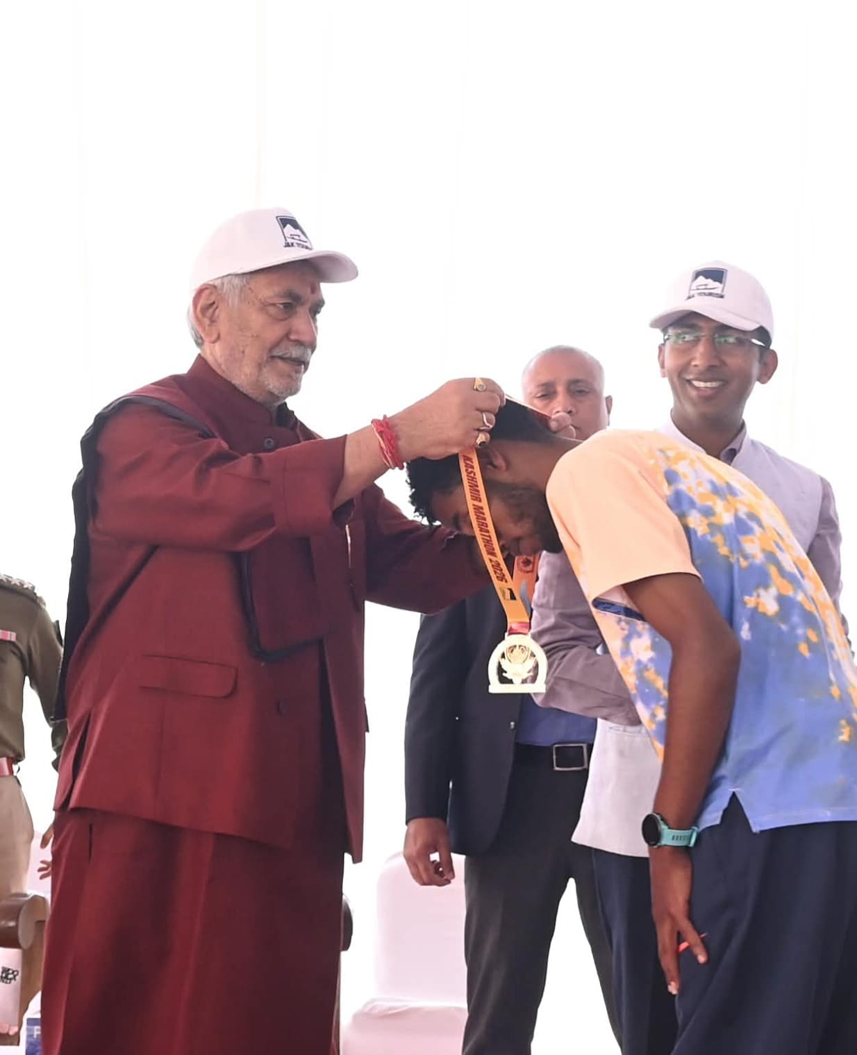 श्रीनगर में कश्मीर मैराथन के विजेता को पदक पहनाते उपराज्यपाल। अमर उजाला