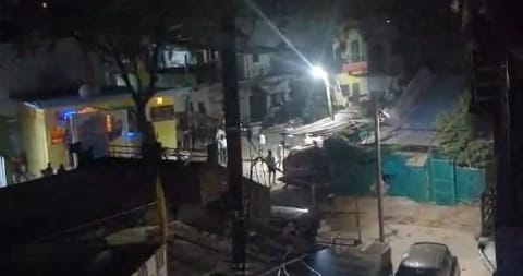शरद पूर्णिमा की रात दो पक्षों में जमकर पथराव