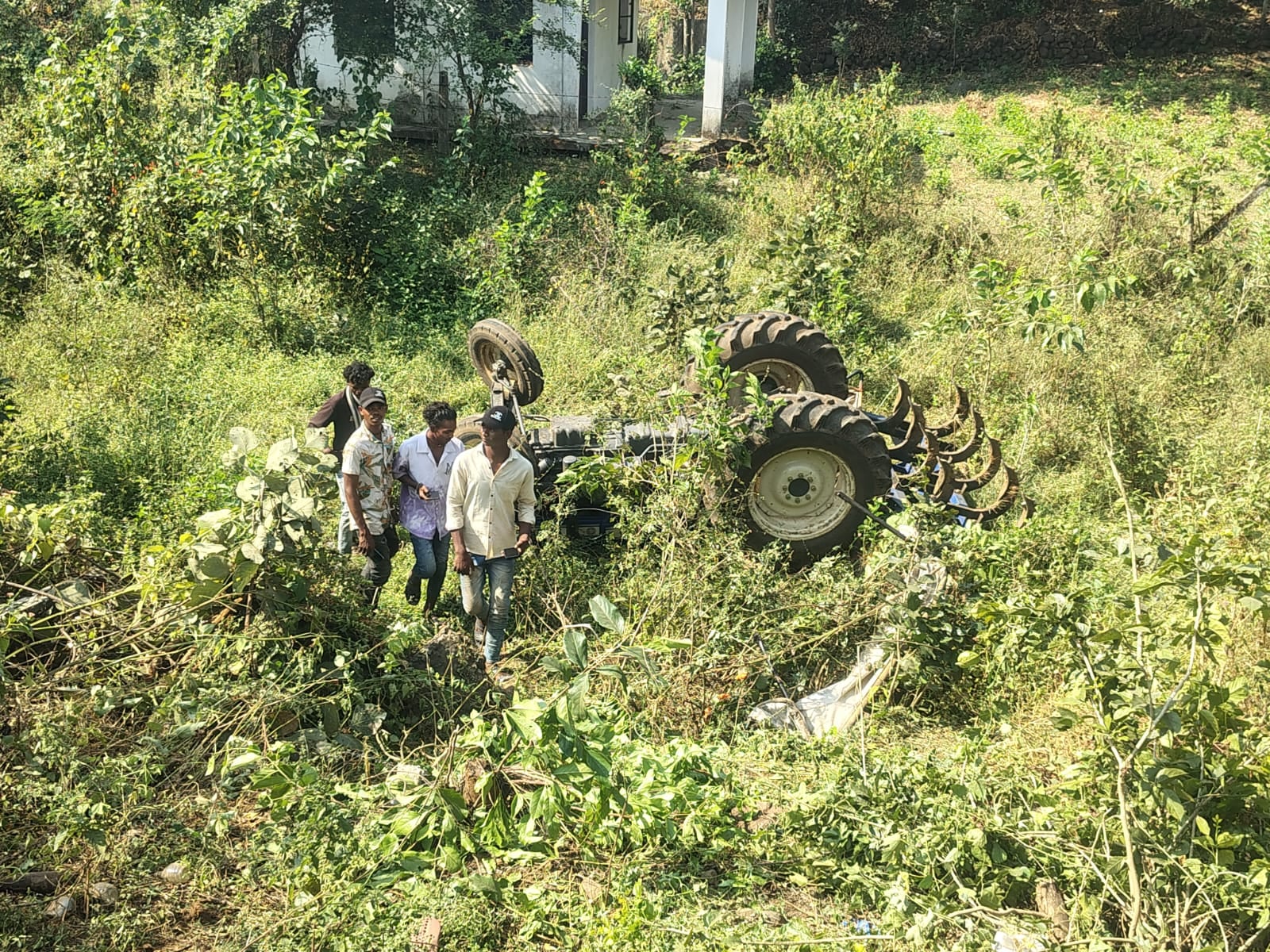ट्रैक्टर पलटा