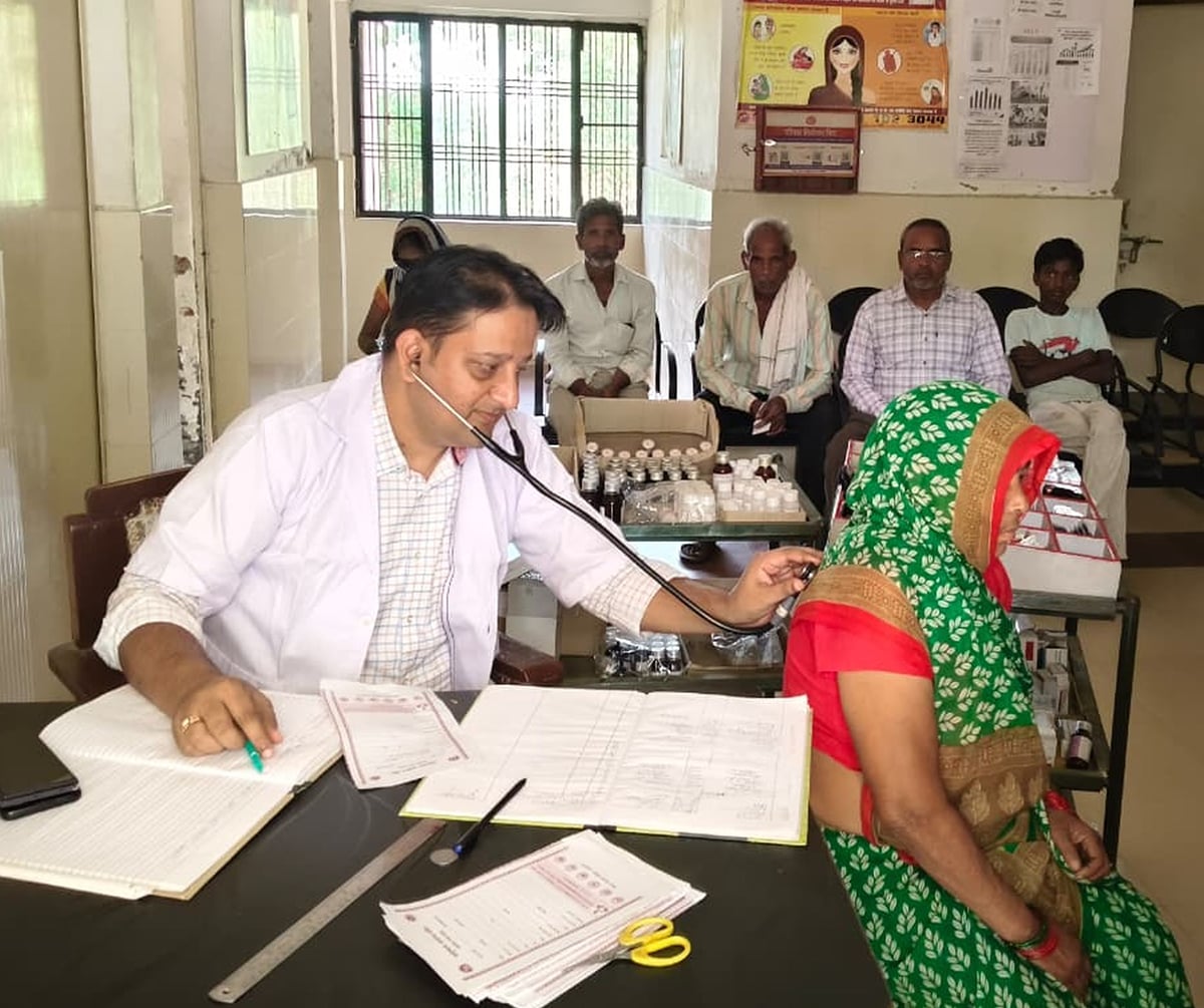 Raebareli News: 2353 मरीजों की जांच कर दी गईं दवाएं