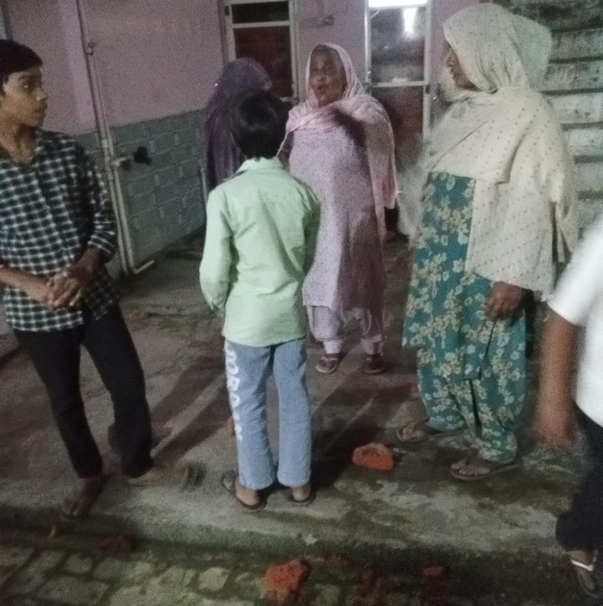 देवबंद के साखन कलां गांव में मुस्लिम व दलित समुदाय के बीच हुए झगड़े के बाद एक मकान में खड़े लोग