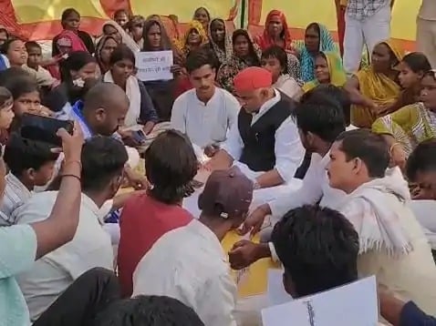 Chandauli News: सड़क-नाली के लिए भूख हड़ताल पर बैठे ग्रामीण
