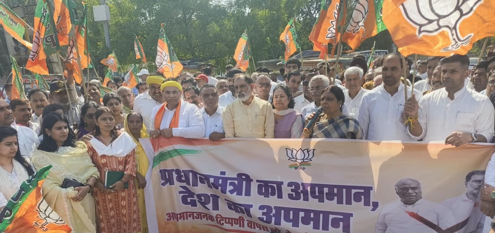 10-कांग्रेस के राष्ट्रीय अध्यक्ष मल्लिकार्जुन खड़गे की पीएम नरेंद्र मोदी के पिता पर कि गई टिप्प
