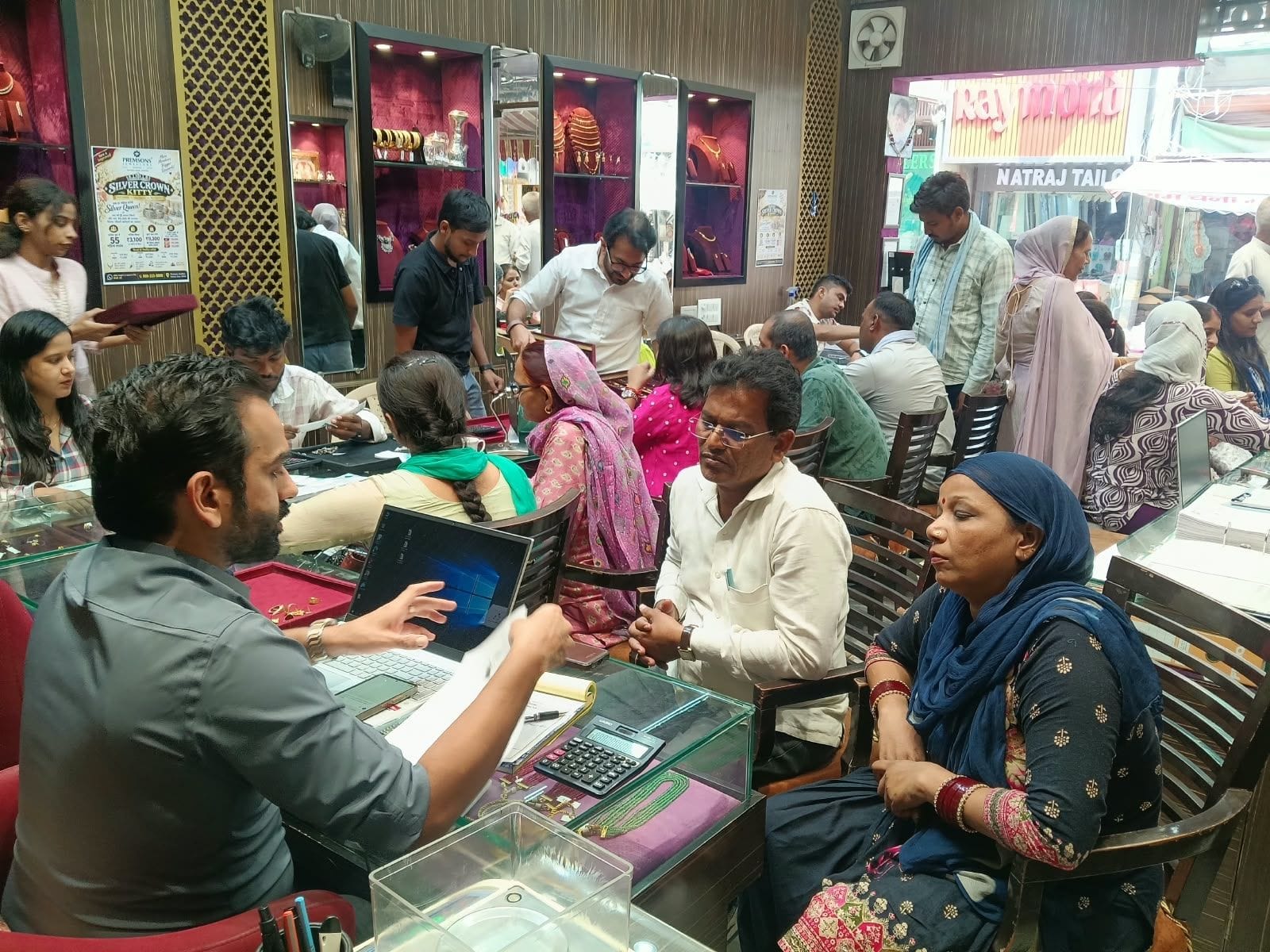 18. रेलवे रोड पर स्थित ज्वैलरी की दुकान में खरीदारी करते ग्राहक। संवाद