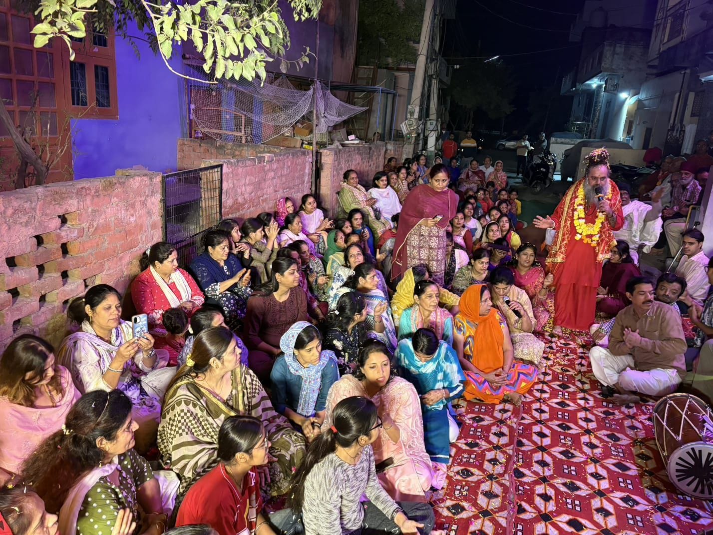 24-प्रभातफेरी के दौरान सेक्टर तीन में संकीर्तन करते महामंडलेश्वर स्वामी कर्णपुरी व मौजूद श्रद्ध