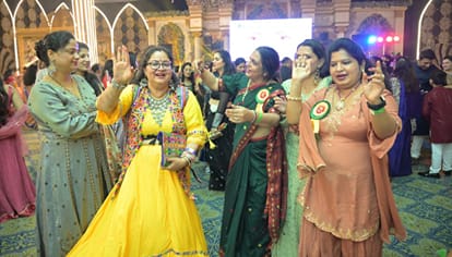 27जेएनडी09- डांडिया उत्सव में महिलाएं डांडिया खेलते हुए। स्रोत: संस्था
