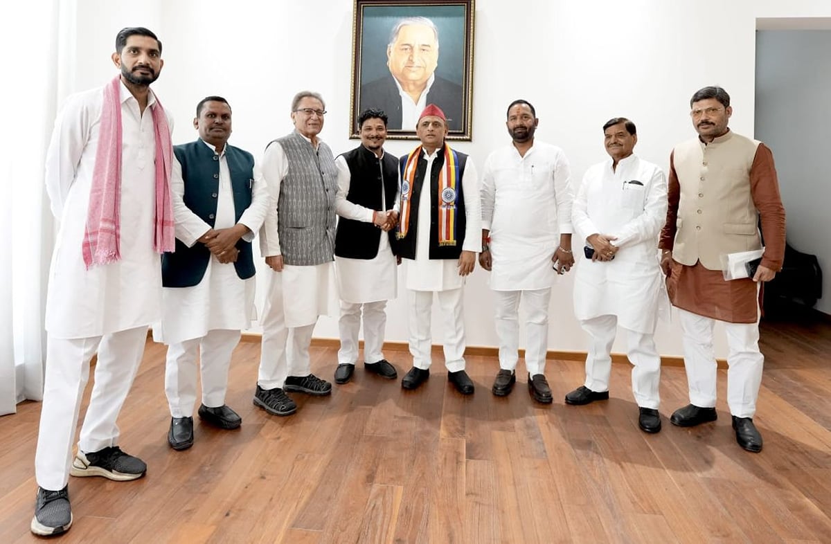 Budaun News: भाजपा को झटका, दो पूर्व विधायक सपा में शामिल