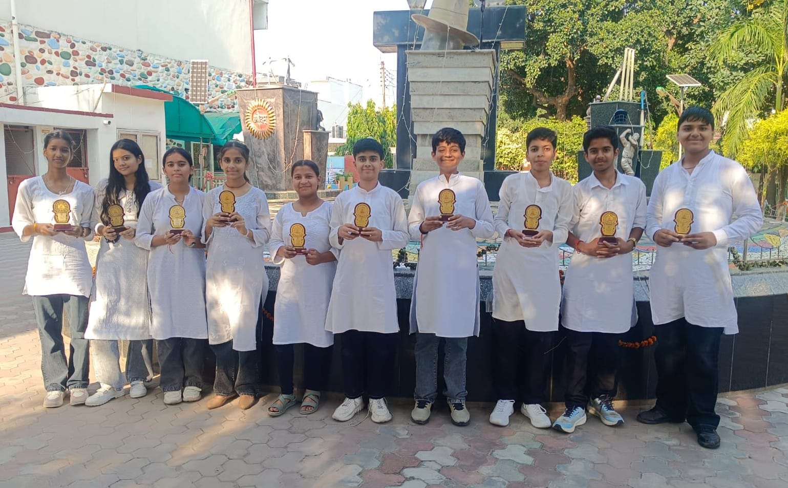 आर्य समाज के कार्यक्रम में नाटक की प्रस्तुति पर मिला सम्मान दिखाते विद्यार्थी। संस्थान