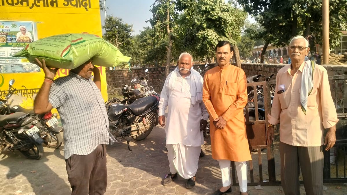 Agra News: किसानों को इफको सेंटर से उपलब्ध कराई डीएपी खाद