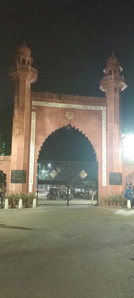 Aligarh News: एएमयू से उठा आंदोलन का अब्र, जामिया पर बरसा
